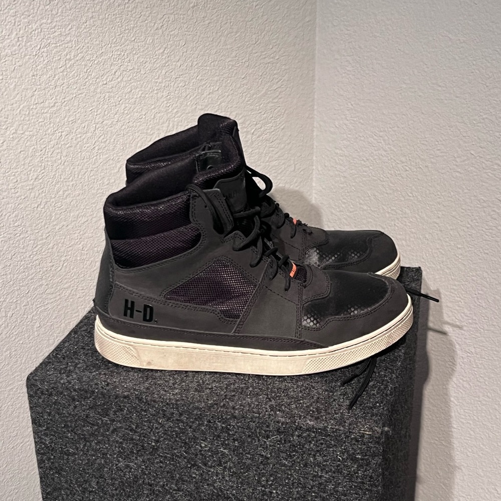 Motorcycle riding sneaker